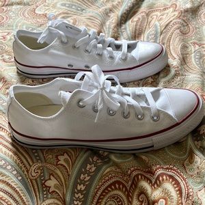 Men’s low Converse sneakers size 7/women’s size 9